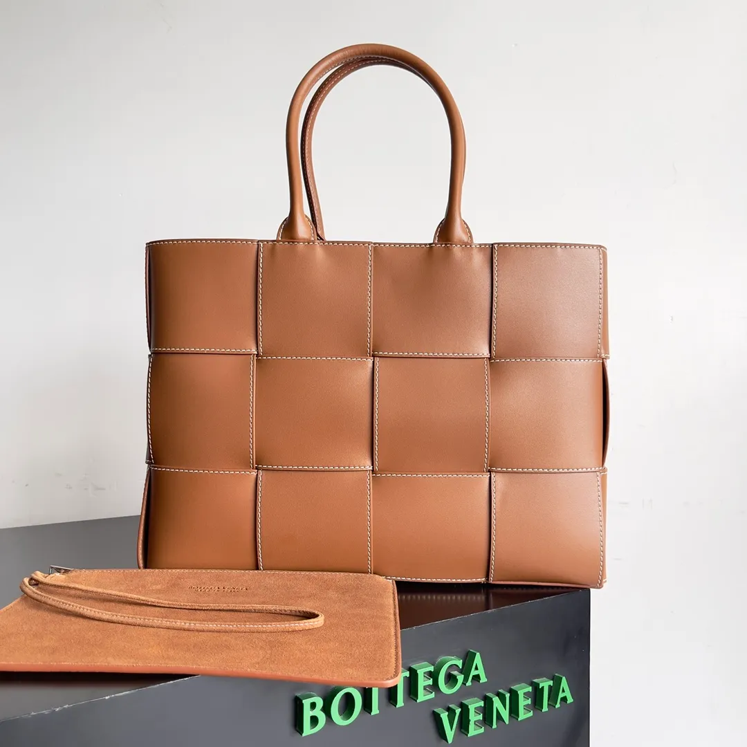 The batch of 1960 BV tote bag (small four compartments) has finally been shipped🔥🔥 The leather feels great! It has stitching workmanship and is very low-key. The more I look at it, the more I like it. I usually go out for rides and planes with a lot of things and need to carry a computer. Carrying a bag like this is all it takes. It comes with a small bag for storage, which is very convenient. Style number: 756682 Size: 38*10*28cm